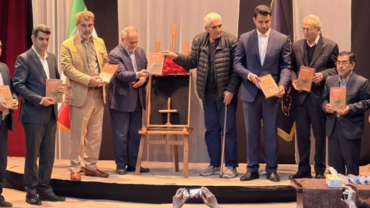 با حمایت شورای اسلامی شهر وشهرداری آمل انجام شد: رونمایی از کتاب" دستورزبان تبری" استاد هومند درجمع فرهنگ دوستان مازندرانی