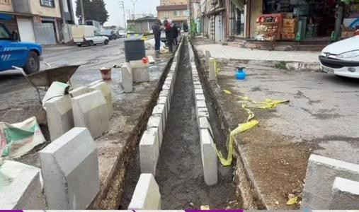 اجرای جدول کاری برای هدایت آب های سطحی در بلوار طالب آملی